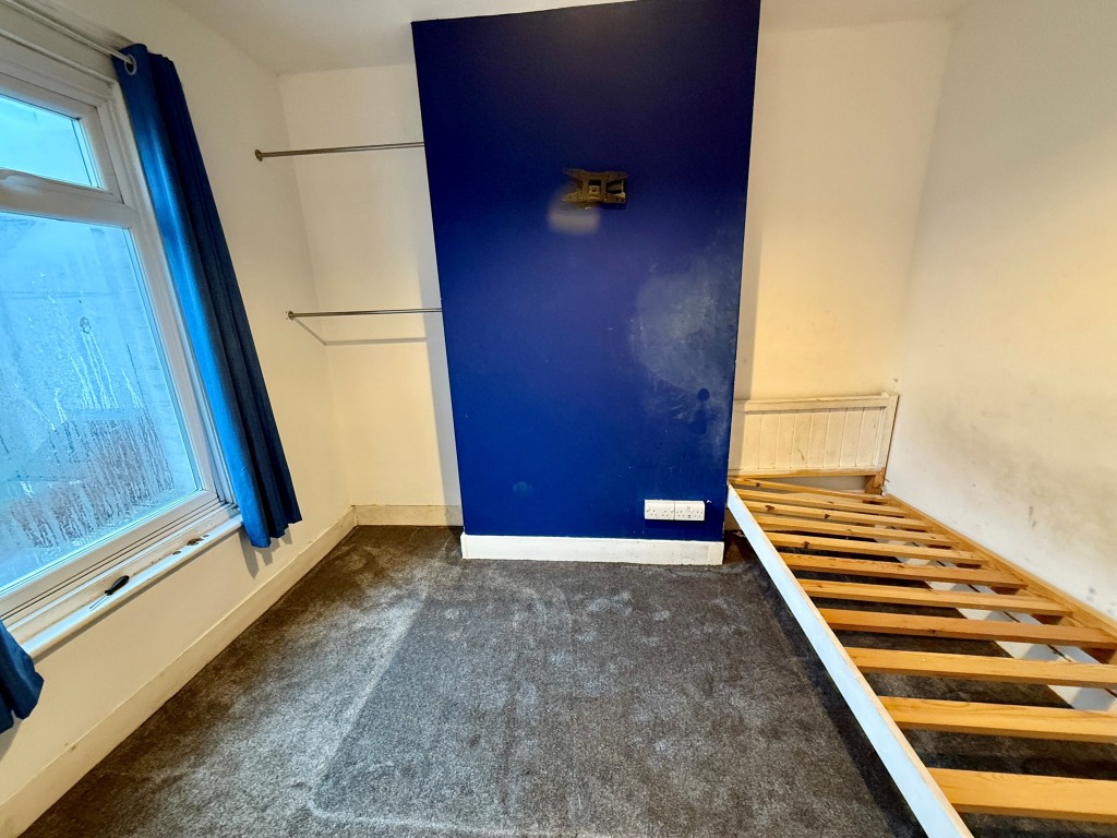 Lot: 160 - END-TERRACE HOUSE IN TOWN CENTRE - Bedroom two